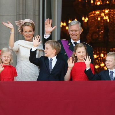 Belgian kuningasperhe tervehtii ihmisiä kuninkaanlinnan parvekkeelta.