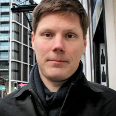Kirjeenvaihtaja Pasi Myöhänen Lontoon kadulla.