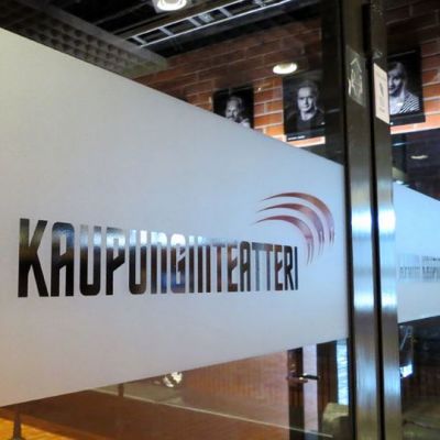 Kemin kaupunginteatteri -teksti ovessa