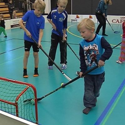 Lapsia viettämässä syyslomaa urheillen Seinäjoen urheilutalolla.