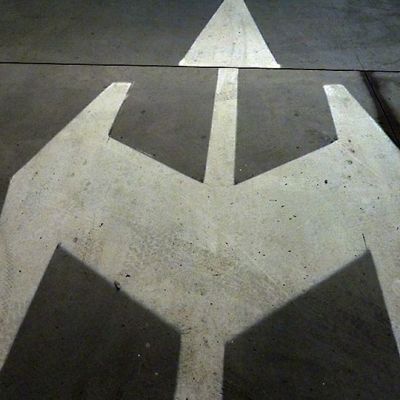 Nuolikuvio betonilattiassa.