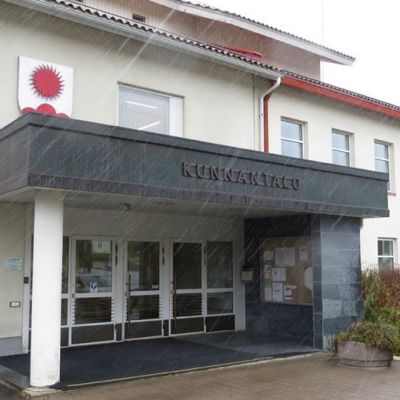 Ylitornion kunnanvirasto räntäsateessa.