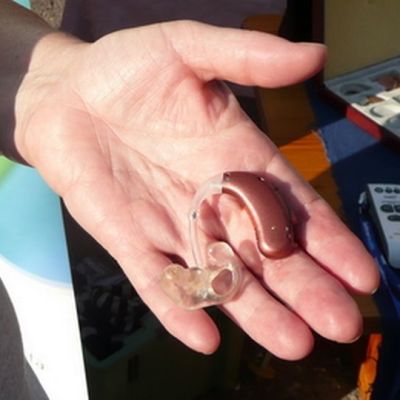 Kuulokojeen ulkonevat osat ovat läpinäkyviä ja huomaamattomia.