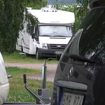Kuvassa matkailuajoneuvo ja -vaunuja leirintäalueella.
