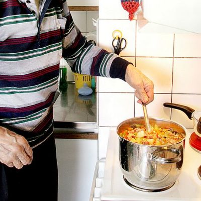 Henkilö laittamassa ruokaa.