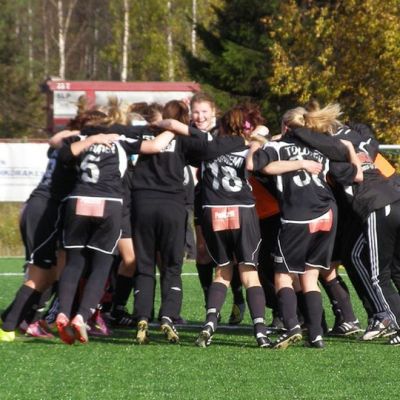 Meri-Lappi Unitedin B-tyttöjen jalkapallojoukkue juhlii otteluvoittoa.