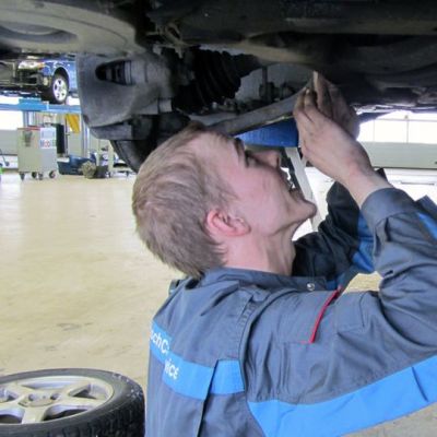 Jouko Ala-Pöntiö huoltaa autoa.