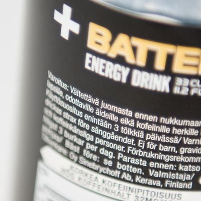 Varoitusteksti Battery-energiajuomapurkin kyljessä.
