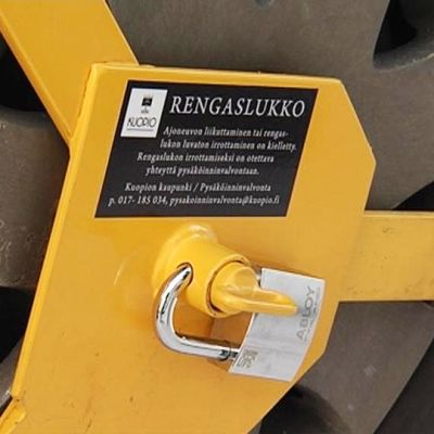 Rengaslukko asennettuna autonrenkaaseen.