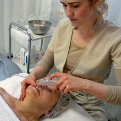 Kosmetologi Maiju kotvio ja asiakas Heidi Keckman