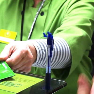 S-etukorttia näytetäänkassalla.
