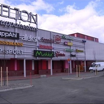 Arkkitehtitoimisto Lahdelma&Mahlamäki Helsingistä on kauppakeskuksen värikkään ilmeen takana.