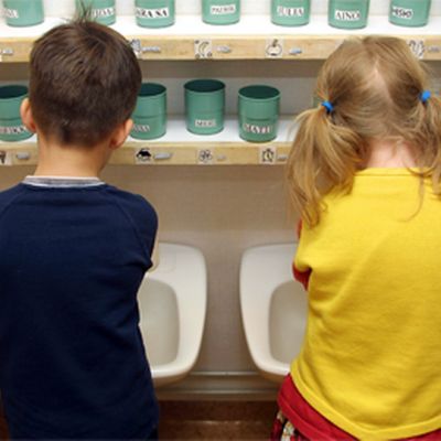Kaksi lasta pesee käsiään päiväkodissa.