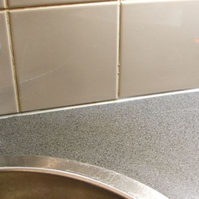 Silikonitiiviste on asennettu seinän ja tiskipöydän väliin.