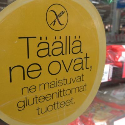 Tarra marketin pakastekaapin ovessa mainostaa gluteenittomia tuotteita.