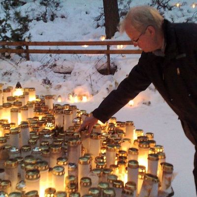 Työnjohtaja Jorma Reimanin mukaan Turun hautausmailta kerätään joulun jälkeen useita kuorma-autolastillisia kynttiläjätettä.
