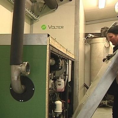 Jouni Korhonen ja Matti Asikainen tutkivat moottoria
