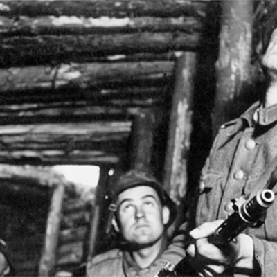 Kolme suomalaista sotilasta asemissa korsun ovella. Kuva on jatkosodan ajalta v.1944.