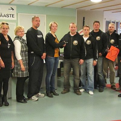 Ihmisiä ryhmäkuvassa.