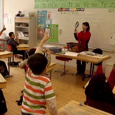 Oppilaat viittaavat oppitunnilla Joutsenon Korvenkylän koulussa.