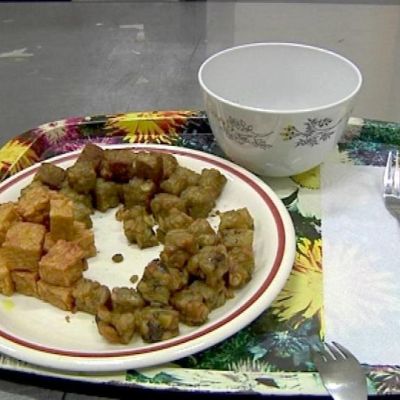 Suomalaisesta lupiinista ja herneestä syntyy kansainvälistä ruokaa, indonesialaista tempeä jota on lautasella. Palaset ovat ruskehtavia.