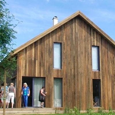 Lappeenrannan loma-asuntomessujen taloantia. Ekotehokas Lootos-talo edustaa loma-asumista vähiten vaatimattomasta päästä.