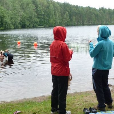 Aikuiset katsovat lasten uimakoulua.
