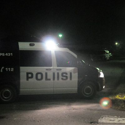 Tien katkaissut poliisiauto.