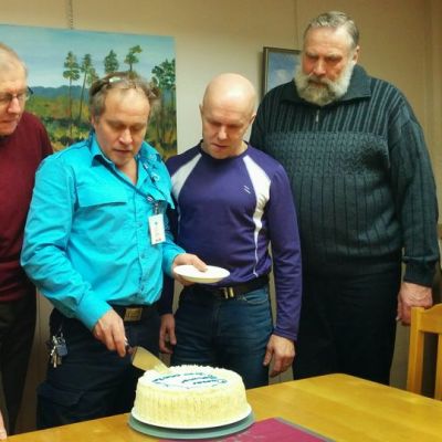 Yli 200 000 km tähän mennessä liikkuneet eteläpohjalaiset Simo Nikula, Taisto Järvinen, Jari Lampi ja Juha Mieto juhlivat Jarmo Kujala saavutusta.