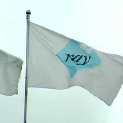 RAY:n lippuja tuulessa