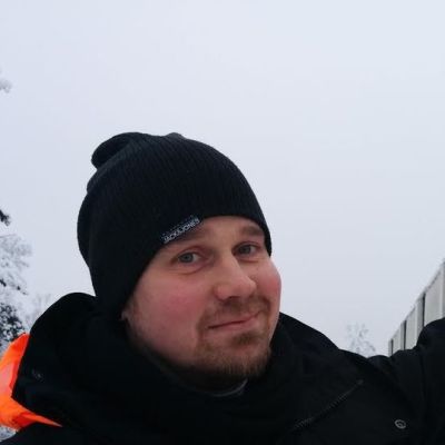 Lumenpudotuksia tekevä yrittäjä osoittaa jäähallin räystäälle kertyvää lunta.