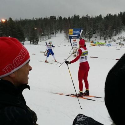 Yleisö seuraa hiihtoa Jämin SM-kisoissa.