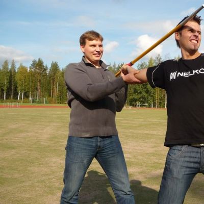 Aki Parviainen ohjeistaa Antti Ruuskasta keihäänheitossa.