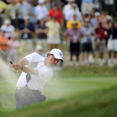 Phil Mickelson löi pallon bunkkeriin 13. reiällä Ryder Cupin 1. päivän nelipallopelissä.