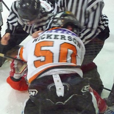 Jääkiekon Mestiksen puolivälieräottelussa Hokki KooKoo 13.2.2013 Matt Nickeron Hokin Ville Rajalan kimpussa, tuomarit pitelevät pelaajaa.
