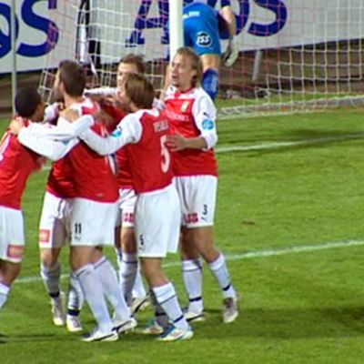 MYPAn joukkue juhlii maalia