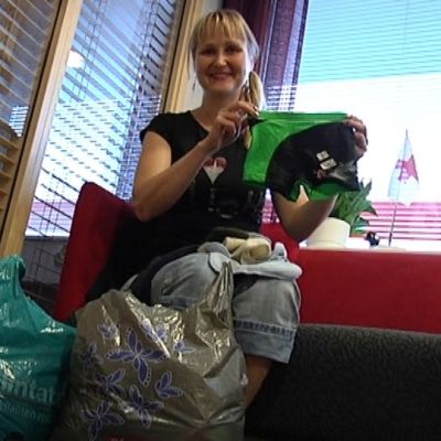 Minna Jussila esittelee lahjoitettuja uimahousuja