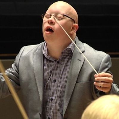Ville Salander eläytyy musiikkiin johtaessaan Sinfonia Lahtea