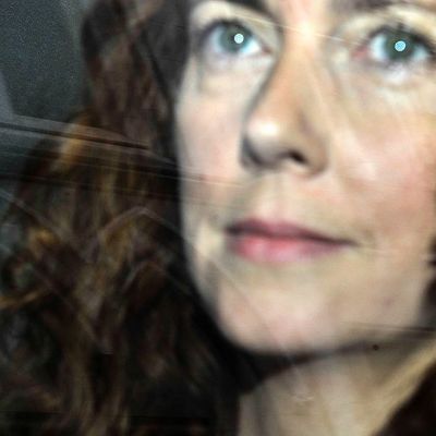 Rebekah Brooks saapumassa Lontoon oikeustalolle.