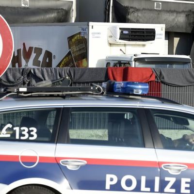 Etualalla Itävallan poliisin farmarimallinen auto.