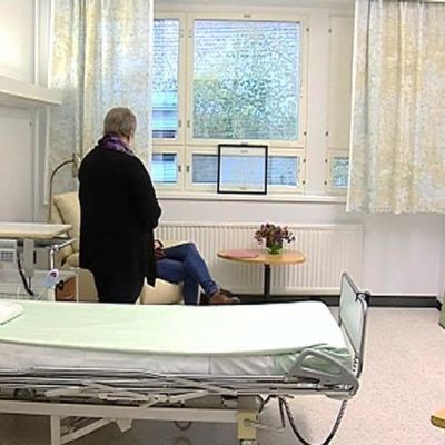 Sotkamon terveyskeskuksen uusi saattohoitohuone on taulujen ripustamista vaille valmis.
