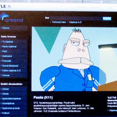 Nainen katsoo Pasila-sarjaa Yle Areenasta.