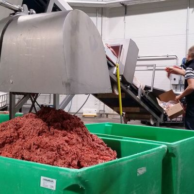 Kuvassa valmistetaan koirien ja kissojen raakaruokaa tehtaassa.