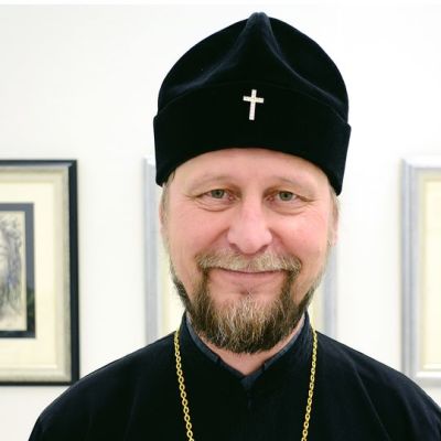 Piispa Arseni. Näyttelyn kurattorina toimivan piispa Arsenin mukaan esillä olevat teokset ovat peräisin maan laajimmasta uskonnollisen taiteen yksityiskokoelmasta