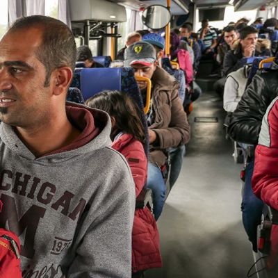 Turvapaikanhakijoita bussimatkalla Haaparannan kautta Tornioon.