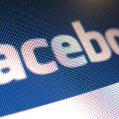 Facebookin logo tietokoneen ruudulla