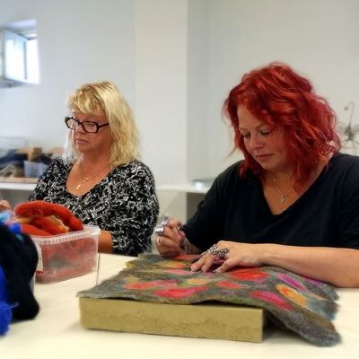 Äiti Pirjo Byskta ja tytär Bia Byskata tekevät huovutustöitä