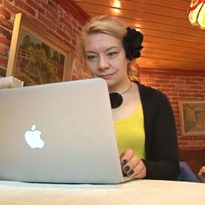 Katleena Kortesuo kannettavan tietokoneen ääressä