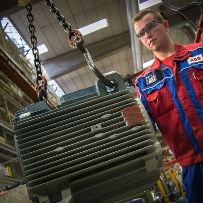 ABB korvaa käsityötä roboteilla Vaasan moottritehtaalla