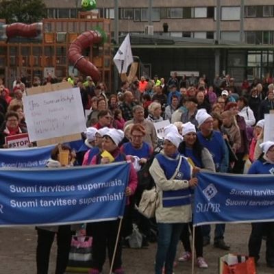 Ihmisjoukko Porin torilla mielenilmauksessa